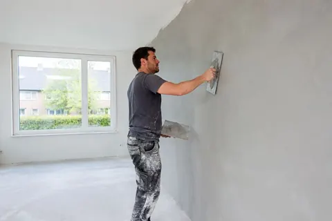 Stukadoor stuct een muur glad